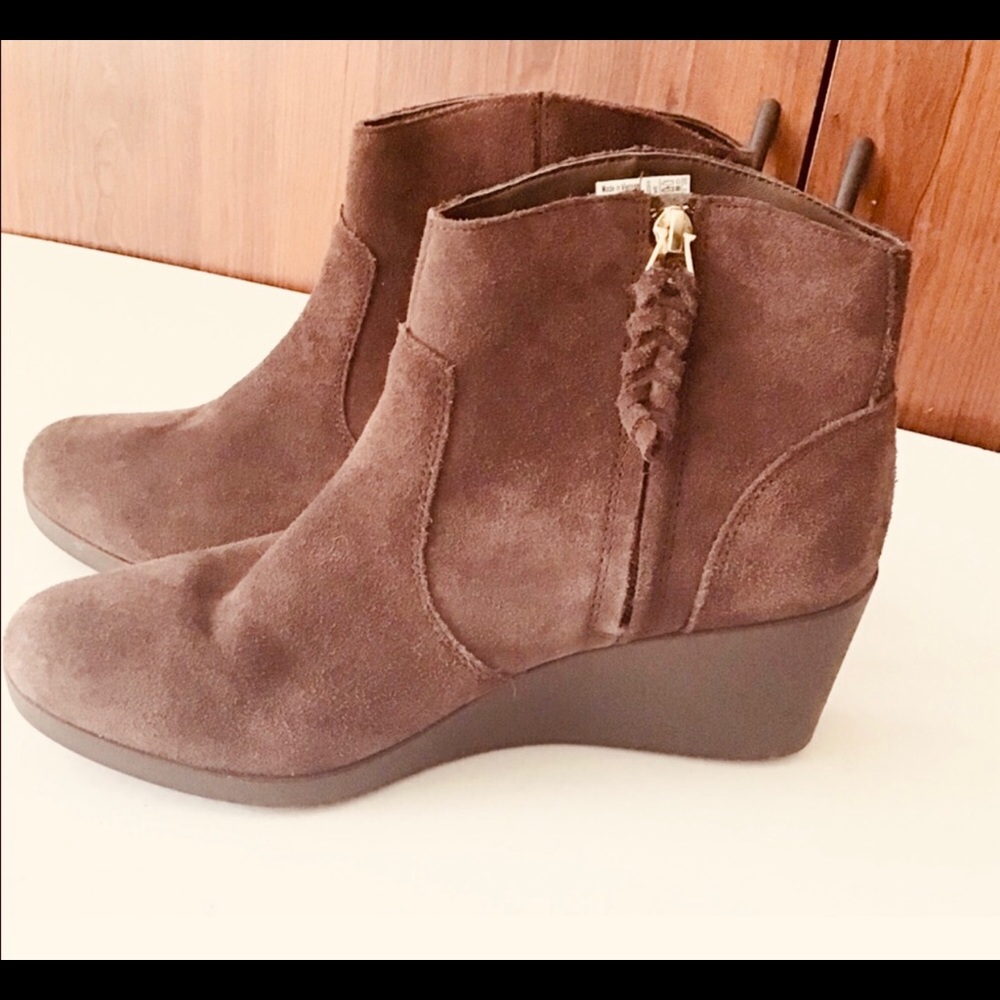 Crocs Brown Suede Rounded Toe Ankle Boots NWOT
